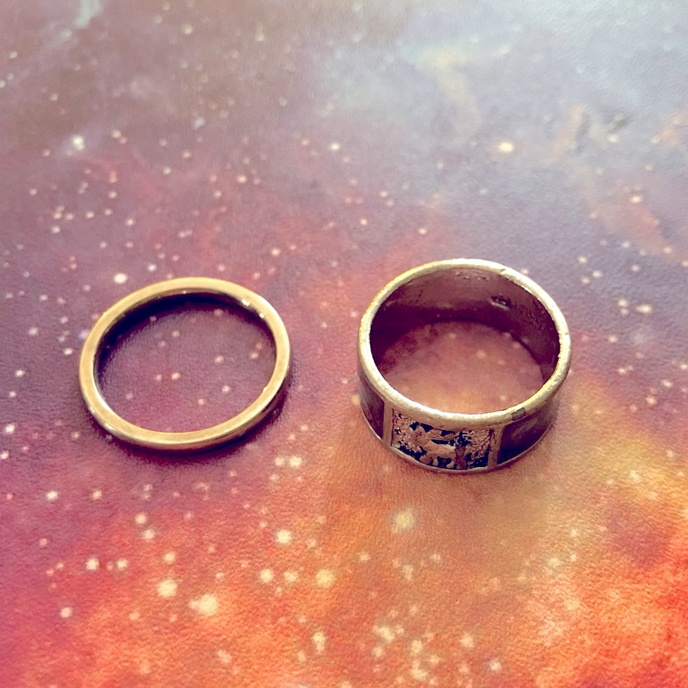 💝 4/$25💝Size 6 titanium band, and a labradorite silver tone ring size 5.5